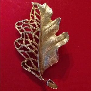 Vintage JJ Jonette leaf brooch/pin